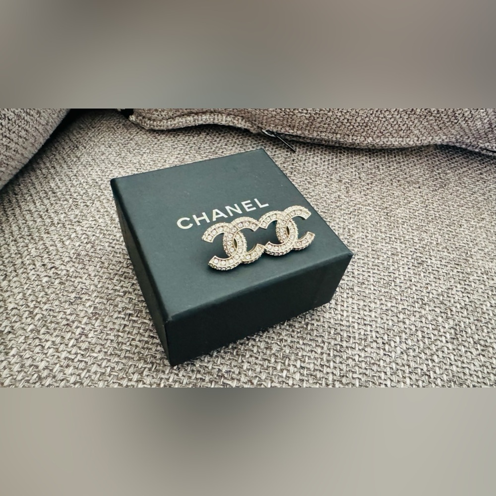 [SOLD] Chanel CC logo earrings in light gold with crystals
